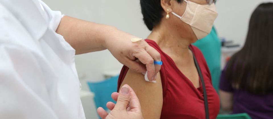 Maringá começa a aplicar vacina bivalente em  trabalhadores da saúde 