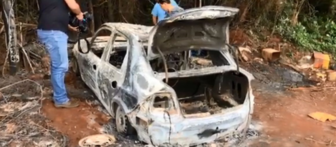 Veículo é encontrado queimado com corpo dentro