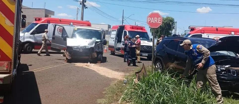Acidente entre van escolar e automóvel deixa 12 pessoas feridas em Maringá