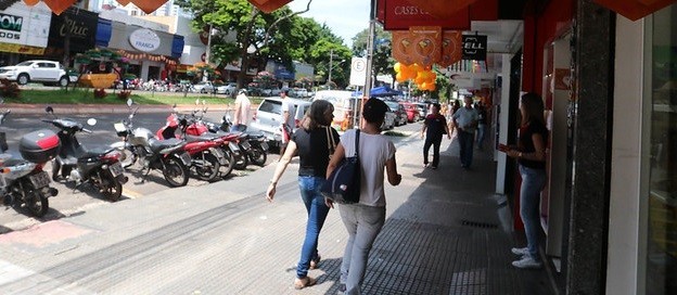 Comércio de rua funcionará até as 13h nesse sábado (28) em Maringá