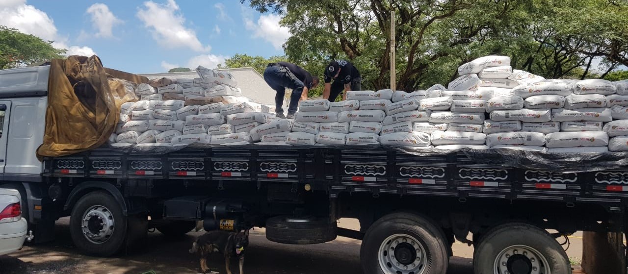 Com apoio de cães de faro, polícia apreende maconha em caminhão em Maringá