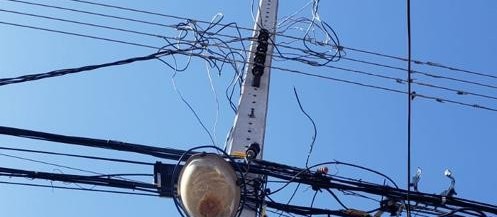 Ouvinte reclama de fiação solta após serviço em postes de energia