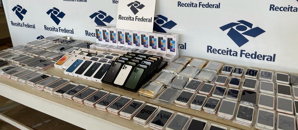 Receita Federal de Maringá apreende mais de 300 smartphones em fundo falso de caminhonete