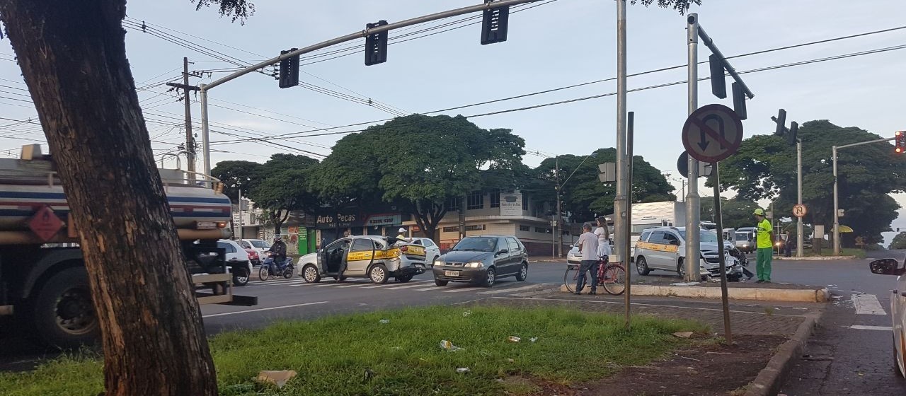 Batida entre dois táxis é registrada em Maringá