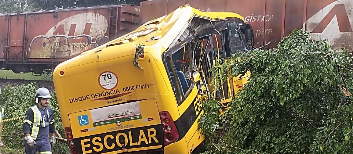 Ônibus escolar é atingido por trem em Jandaia do Sul