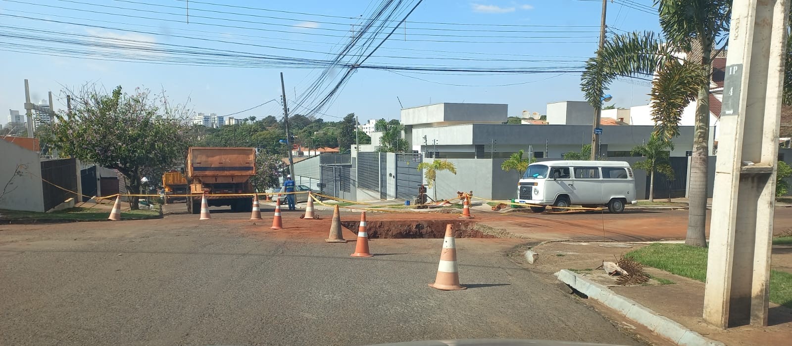 Ouvinte questiona interdições da Copel na Rua João Fregadolli no Jardim Dias