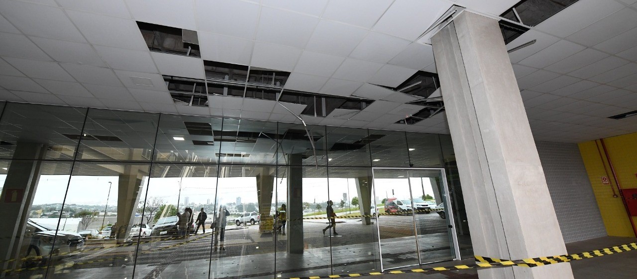 Estrutura da rodoviária de Umuarama é danificada pela ventania