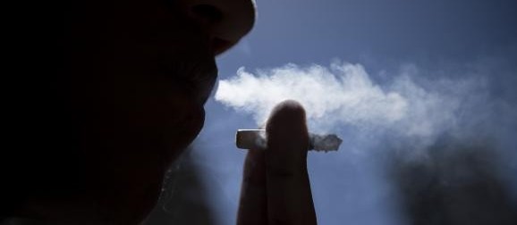 Paciente em tratamento diz que falta adesivo de nicotina na rede pública