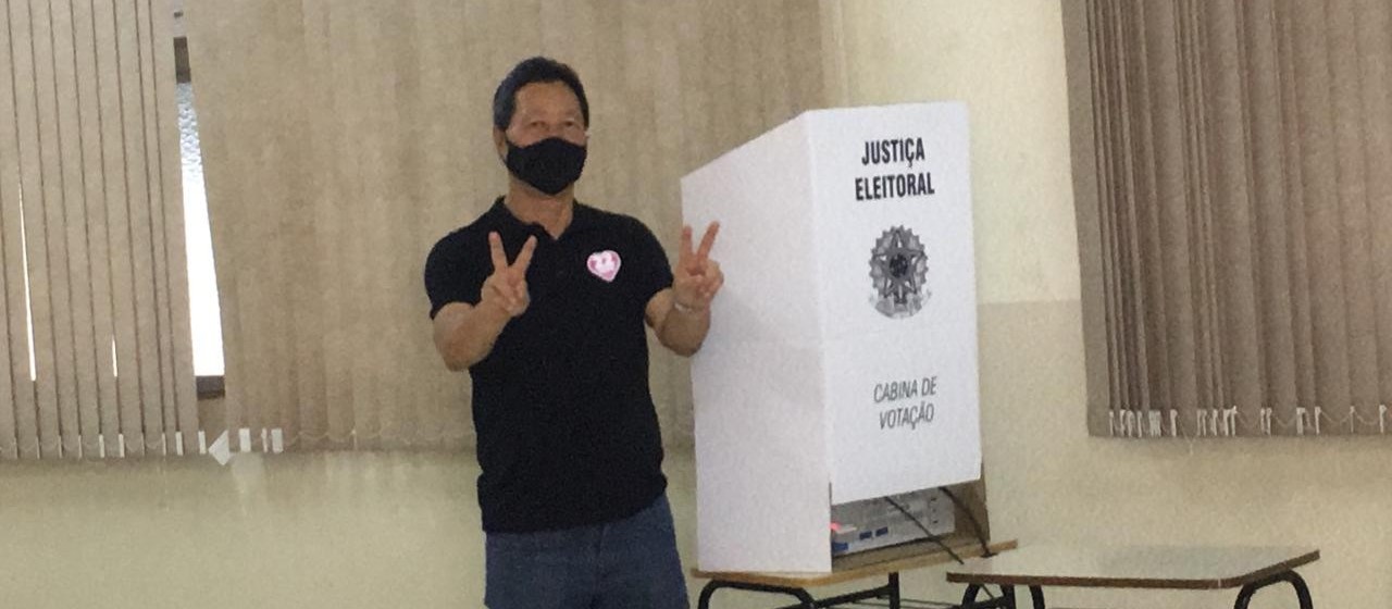 Deputado Luiz Nishimori vota no Colégio Santa Cruz