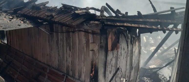 Incêndio destrói edificação de madeira em Maringá