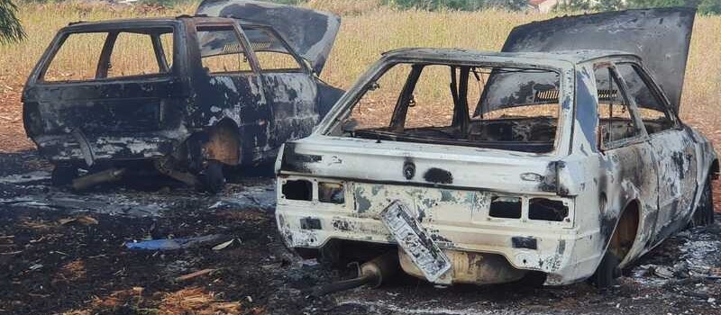 Carros são encontrados incendiados na zona rural de Maringá