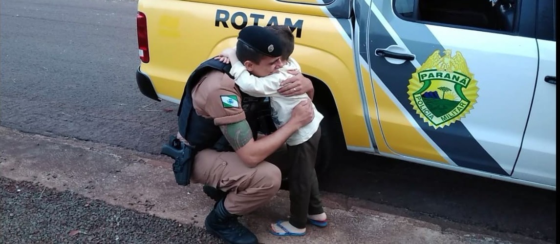 Policiais arrecadam dinheiro, alimentos e roupas para ajudar família