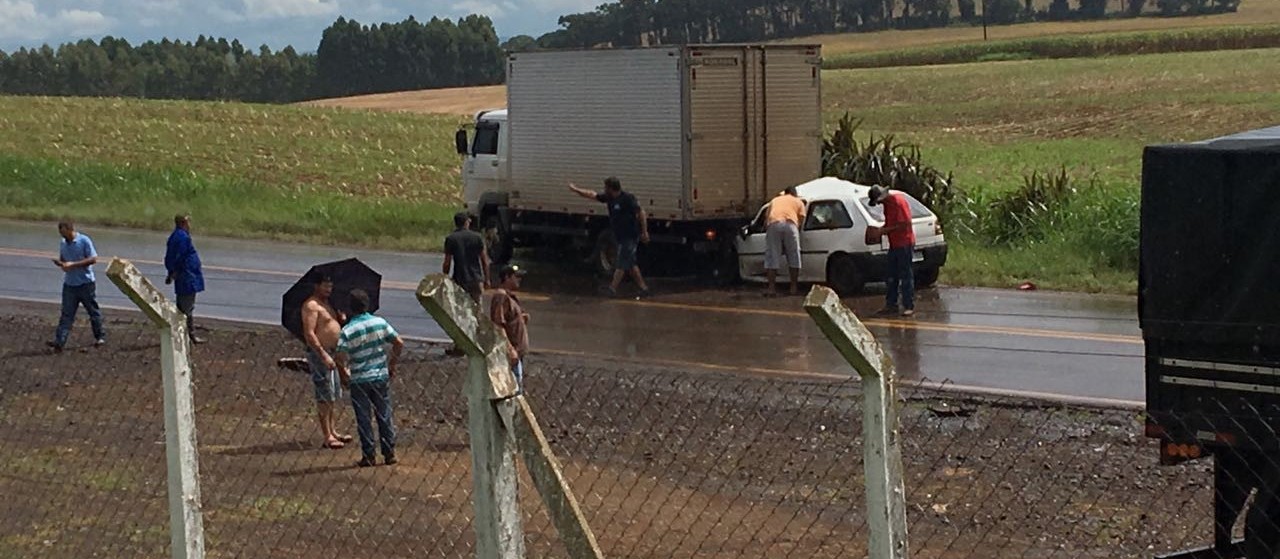 Acidente entre carro e caminhão deixa vítimas presas às ferragens
