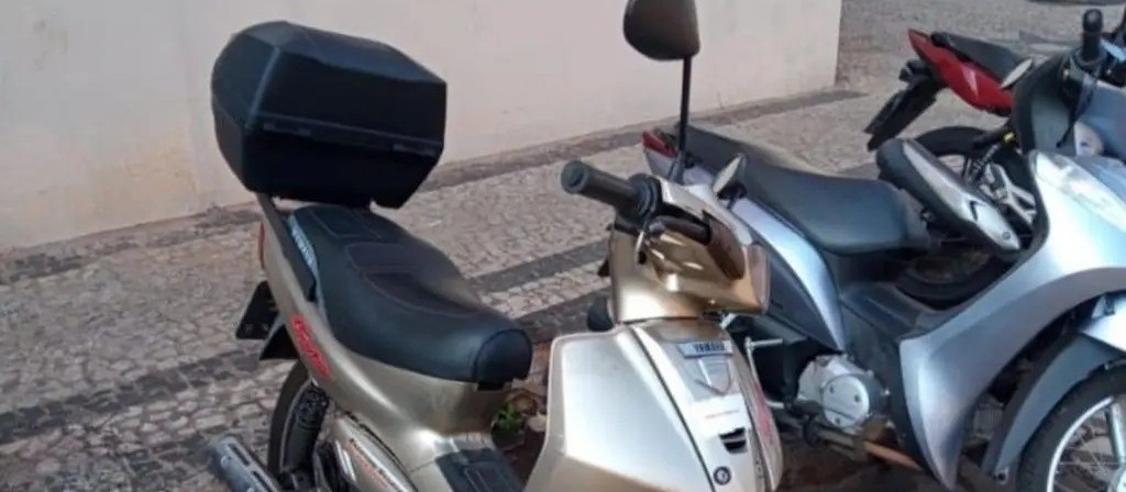 Mulher tem moto furtada no estacionamento do Hospital Municipal e vira alvo de extorsão