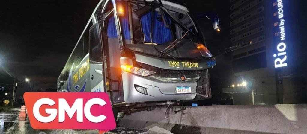 Ônibus bate em mureta do viaduto do Trevo do Catuaí em Maringá