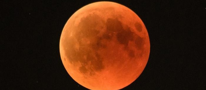 Maringaenses se reúnem para observar eclipse lunar