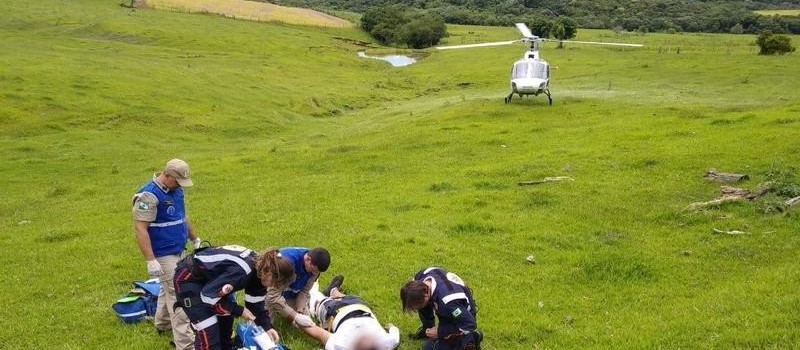 Helicóptero é usado em resgate na zona rural
