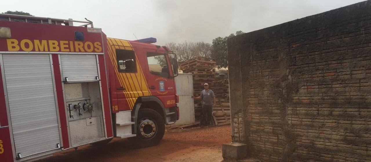 Há mais de um dia bombeiros trabalham em combate a incêndio no Parque Industrial de Maringá