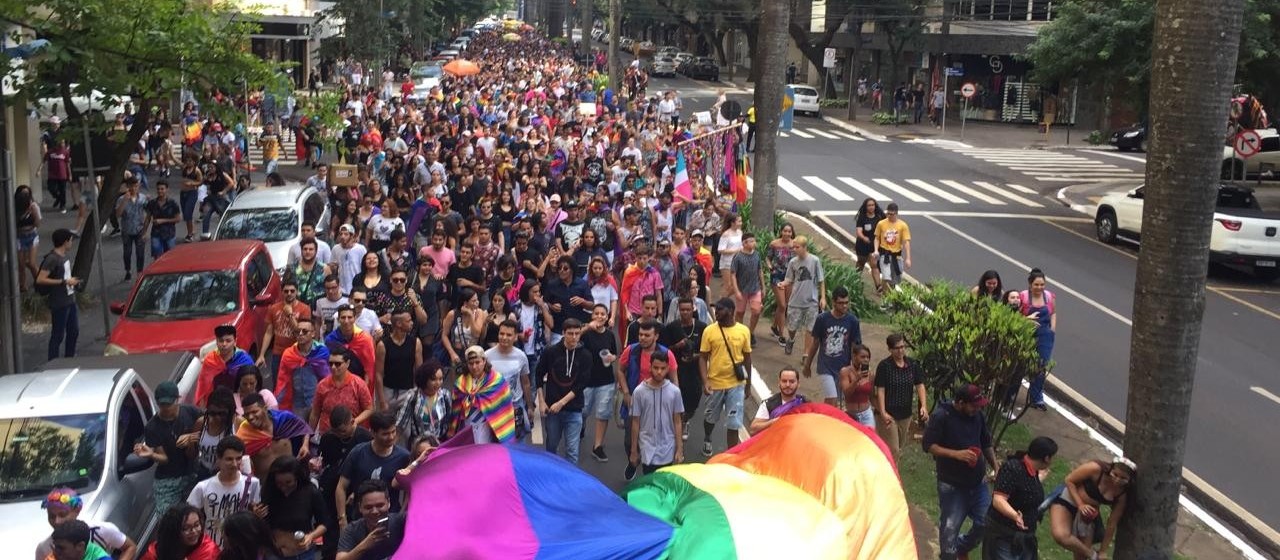 Com faixa “Fora, Bolsonaro”, Parada LGBT é realizada em Maringá