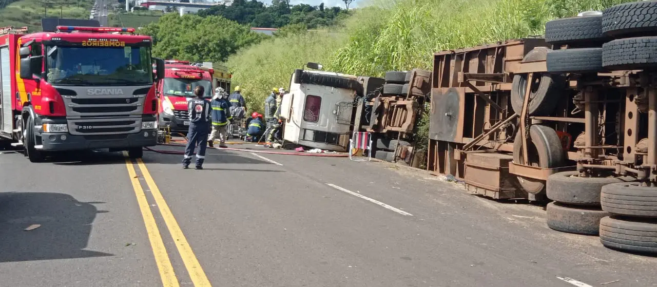 Motorista passa mal e tomba carreta no Contorno Sul de Maringá