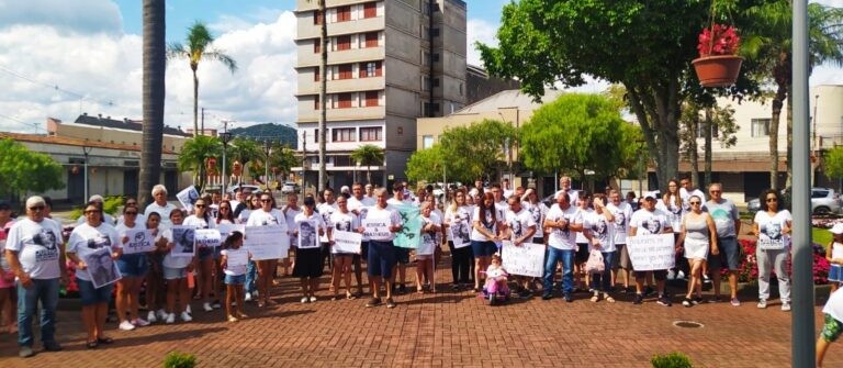 Família de casal que morreu em acidente realiza manifestação pedindo justiça, em União da Vitória