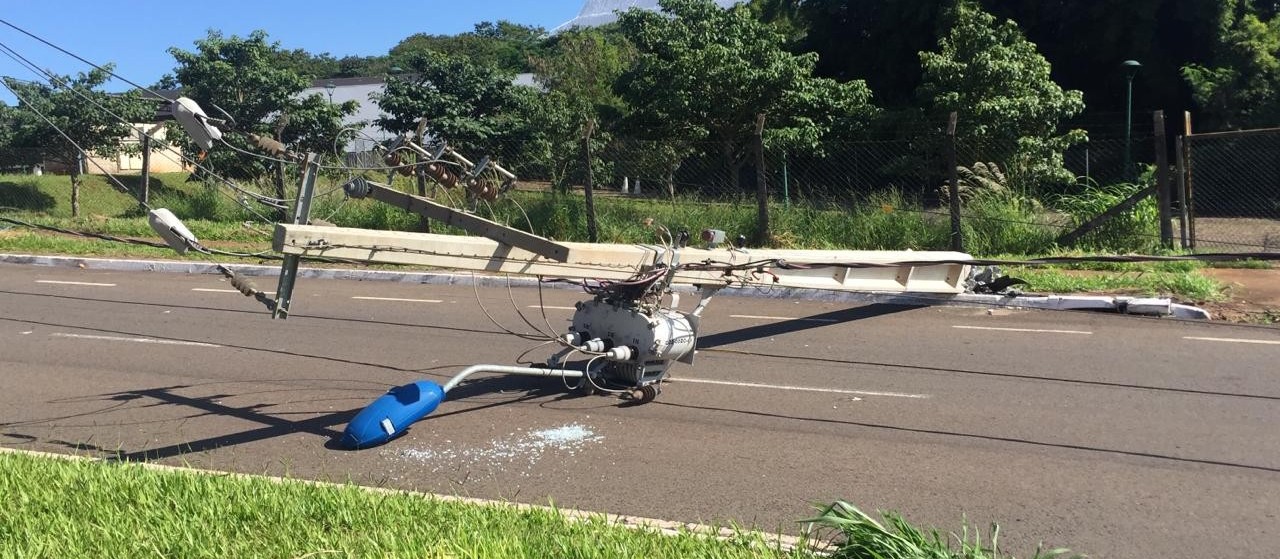 Motorista bate carro e derruba postes de iluminação em Maringá