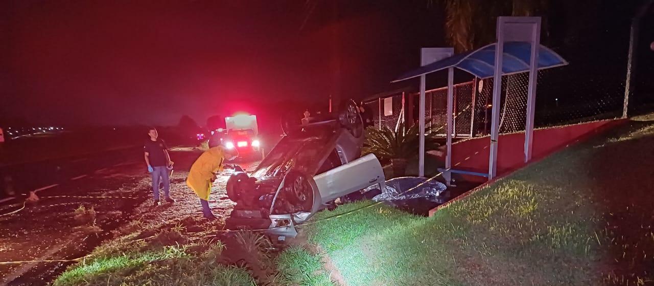 Motorista atropela capivara, capota carro e morre; e durante atendimento condutor embriagado bate em viatura da PRF