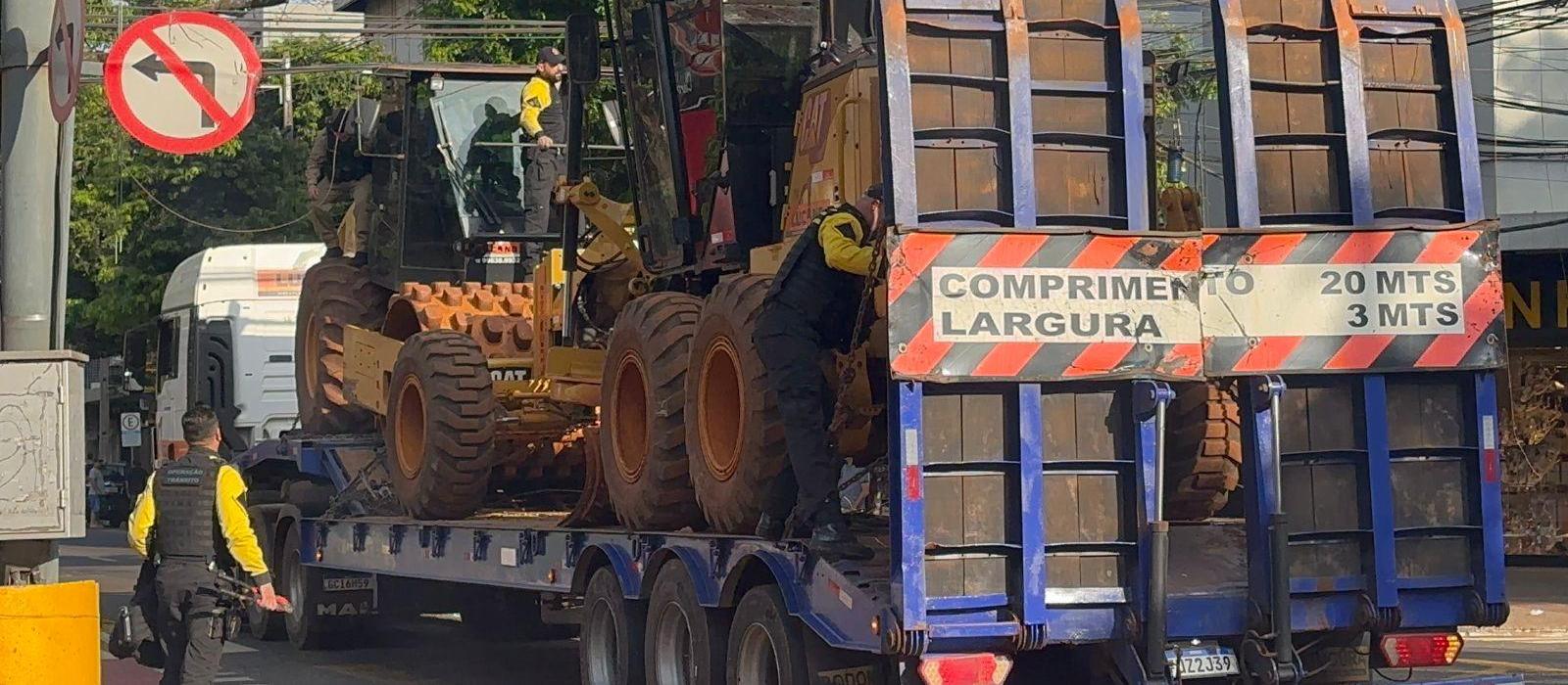 Caminhão arranca fiação e desliga semáforo na Avenida Brasil