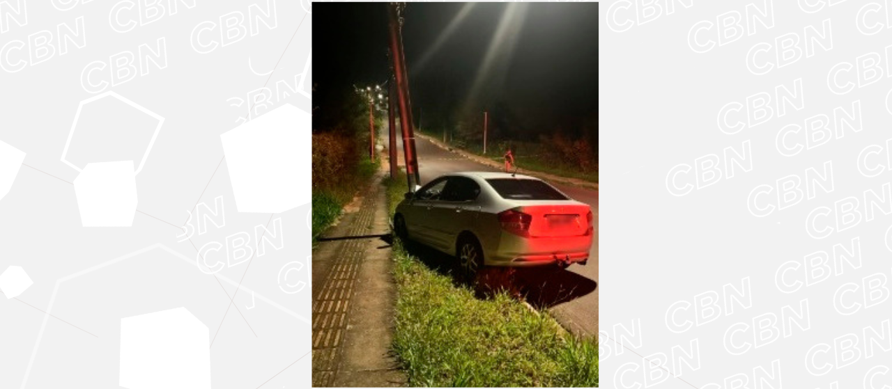 Carro bate em poste de energia e motorista morre em Umuarama