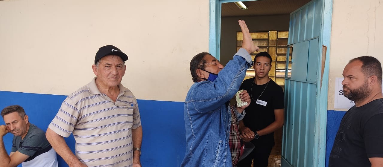 Os idosos compareceram em bom número aos locais de votação na manhã deste domingo