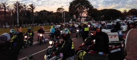 Em Maringá, motociclistas fazem ato em apoio aos caminhoneiros em greve