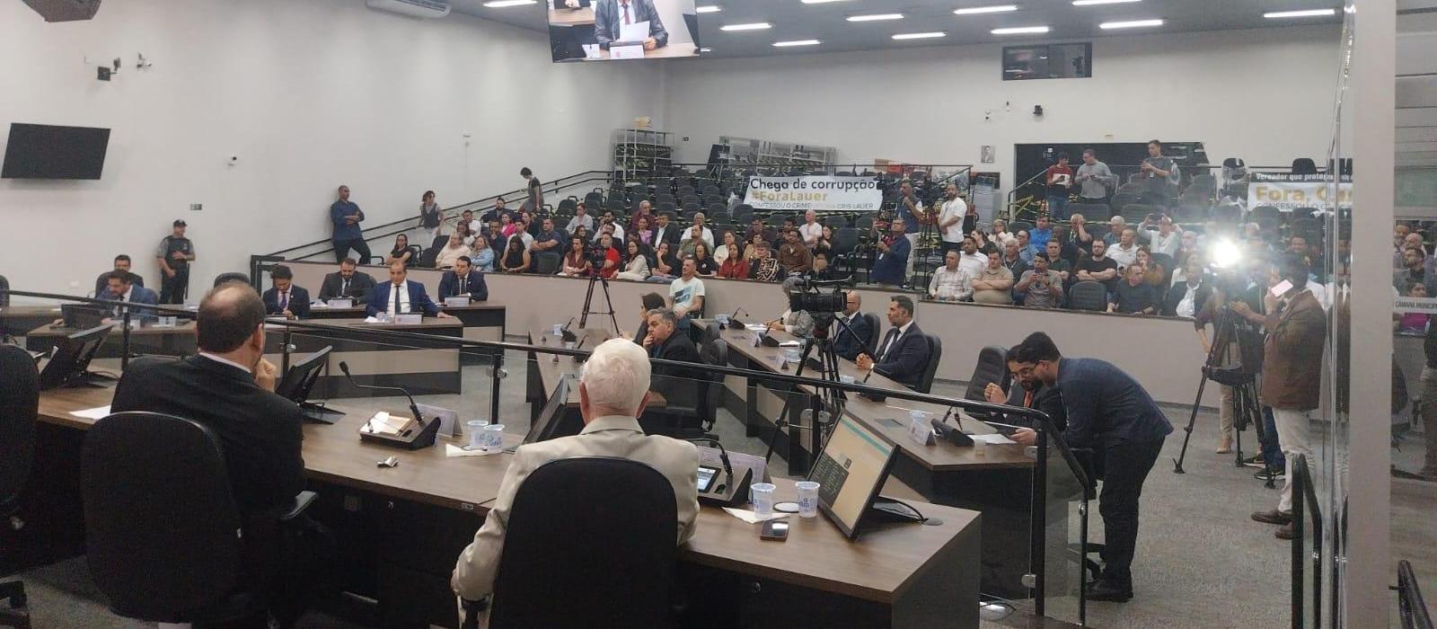 Confira os detalhes da sessão de julgamento da cassação do mandato da vereadora Cris Lauer (Novo)