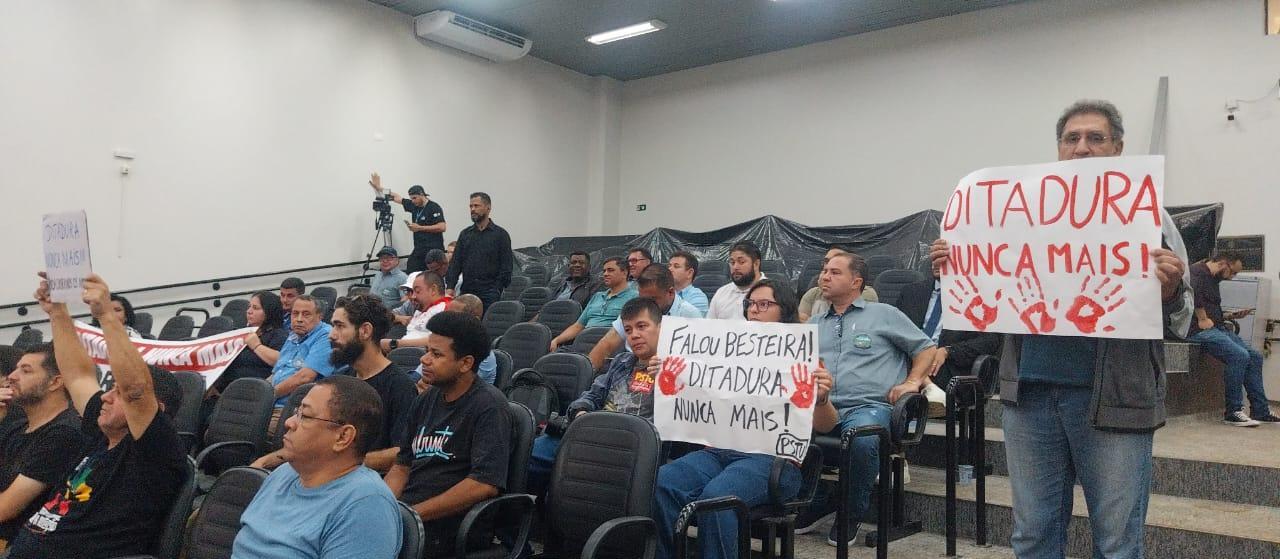 Momentos de tensão na Câmara Municipal durante manifestação contra vereadora