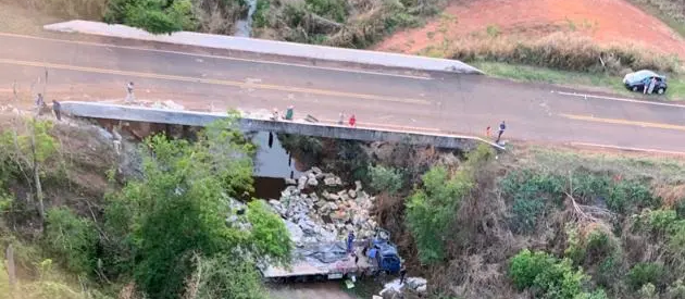 Caminhão despenca de ponte na região de Cianorte e motorista fica ferido