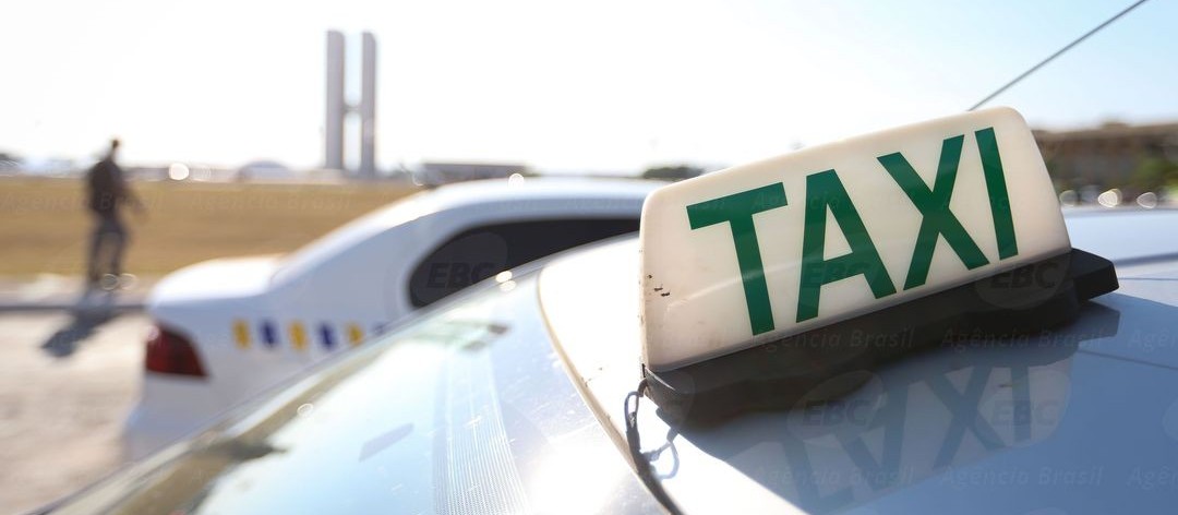 No terceiro dia de vistoria dos táxis, motoristas reclamam de exigências