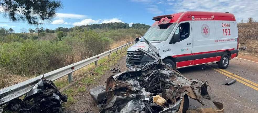 Picape parte ao meio em acidente e dois jovens morrem na PR-170