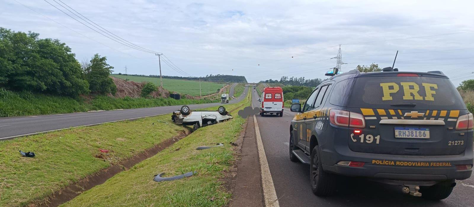 Carro capota, motorista é ejetado de veículo e morre na BR-376