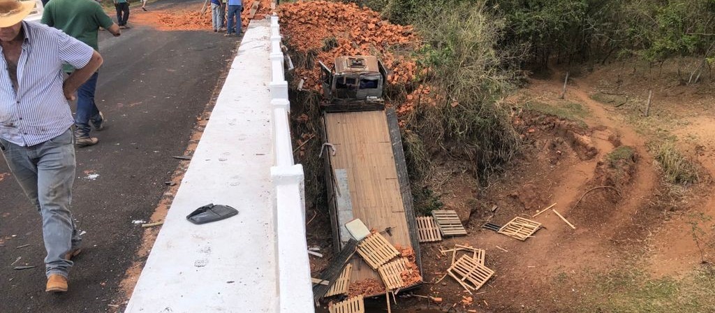 Caminhão despenca de ponte sobre Rio Pirapó após acidente grave