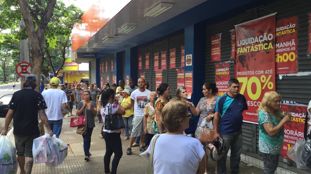 Consumidores enfrentam fila para aproveitar descontos em loja de Maringá 