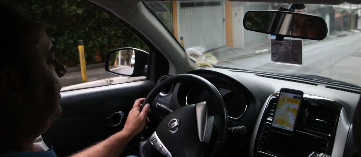 Motoristas clandestinos abordam passageiros na rodoviária de Maringá