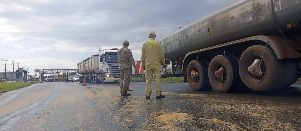 Óleo na pista provoca acidentes na PR-317 em Maringá