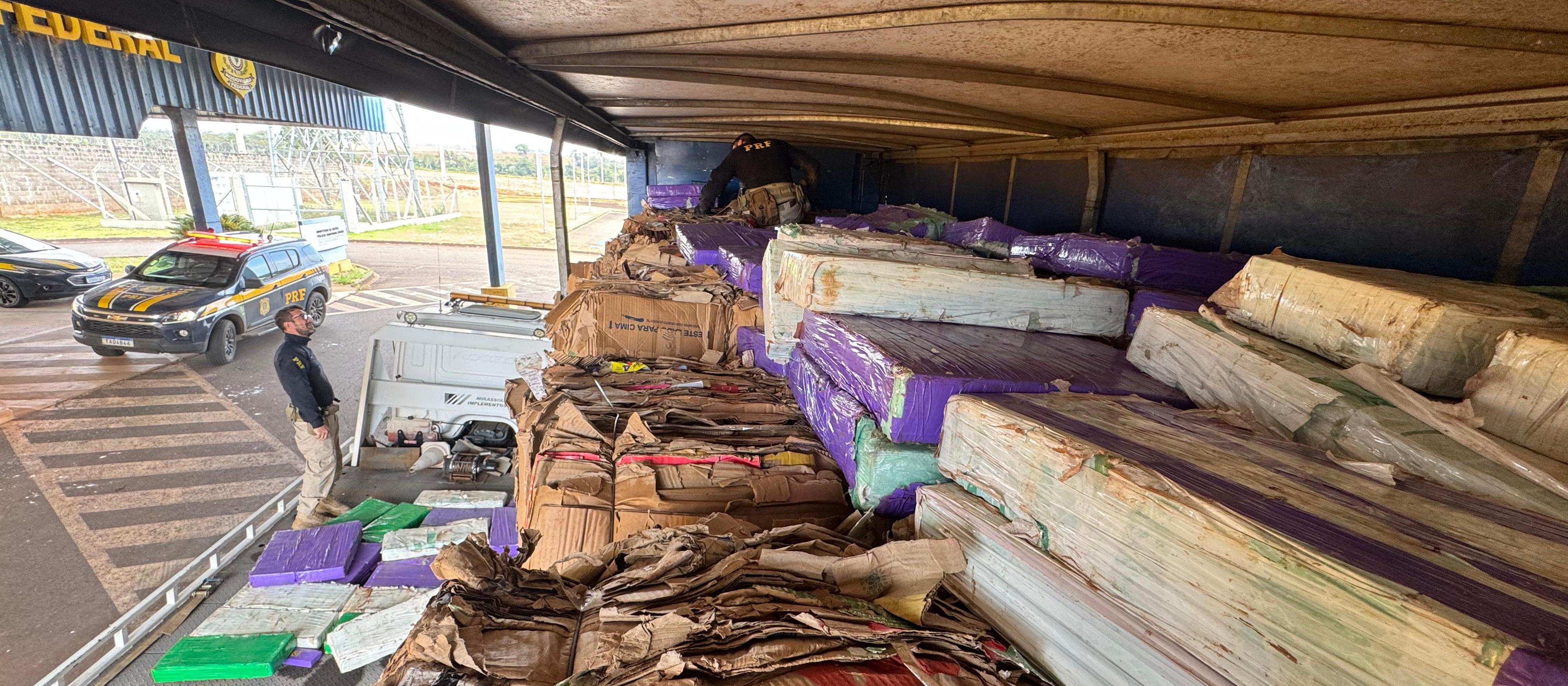 PRF apreende quase 3 toneladas de maconha em carga de papelão
