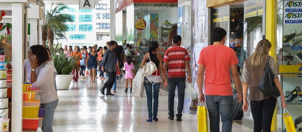 Quase 60% dos consumidores têm adiado compras de bens ou serviços