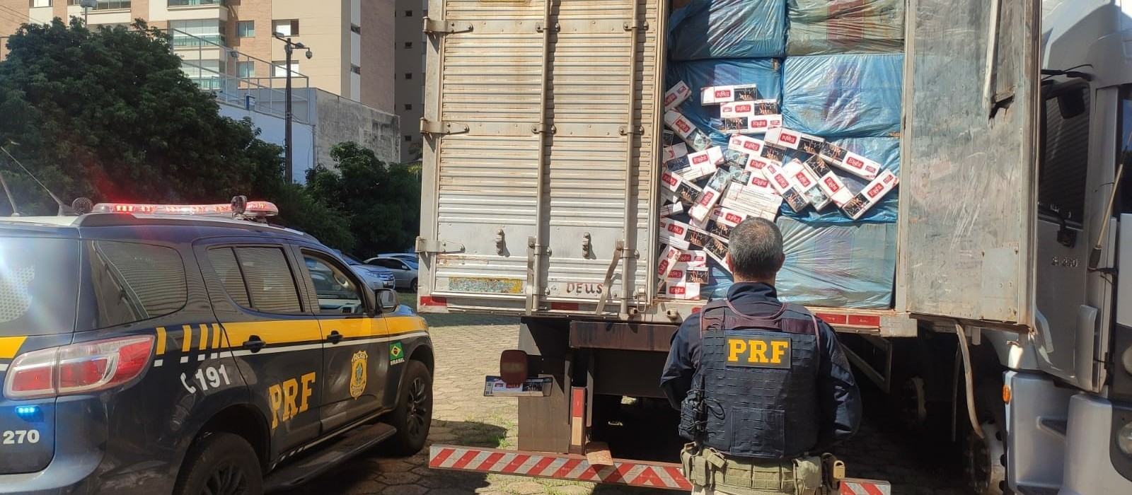 Caminhão com 450 mil maços de cigarros do Paraguai é apreendido no Contorno Sul de Maringá