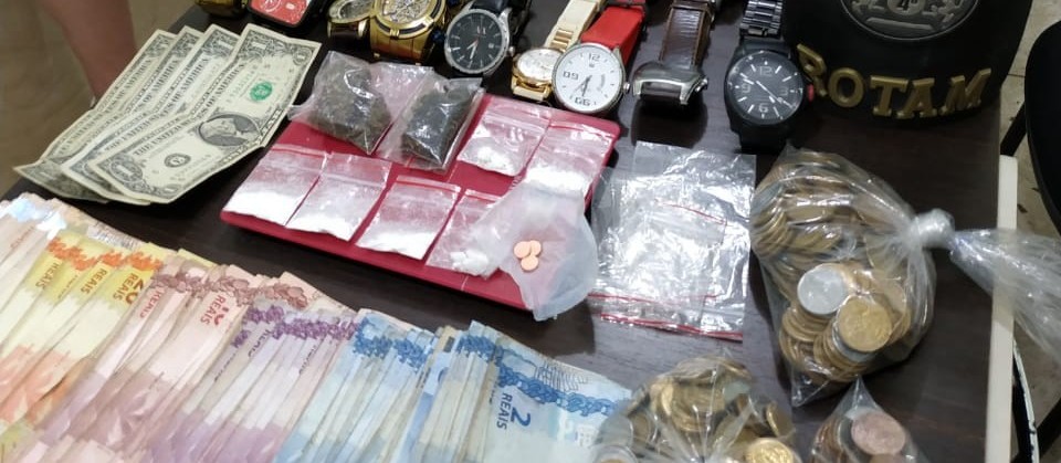 Casal é preso com drogas, dinheiro e relógios