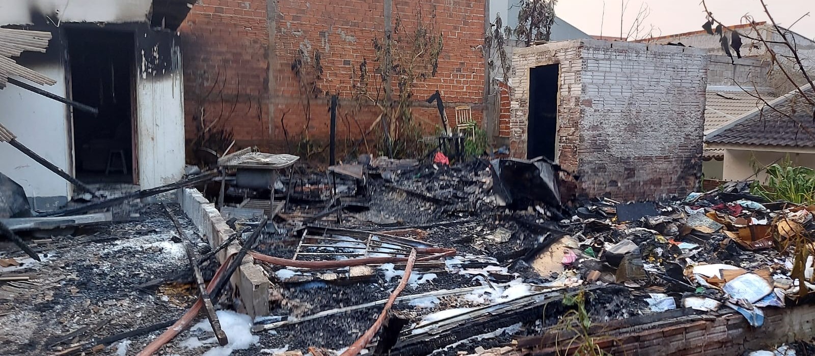 Casa de madeira é destruída por incêndio em Maringá