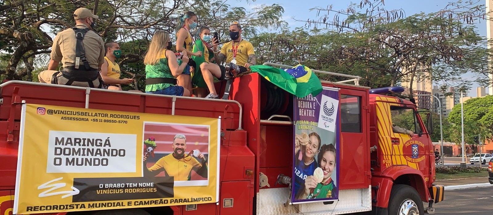 Medalhistas paralímpicos desfilam em carro dos bombeiros 