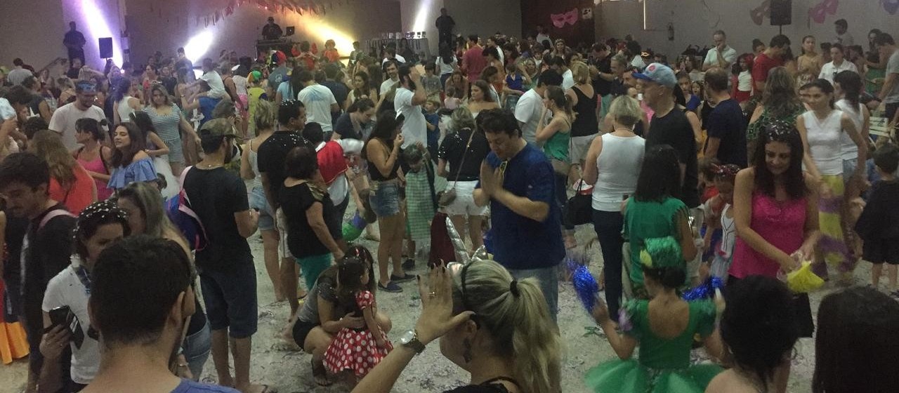 Carnaval à moda antiga encanta crianças