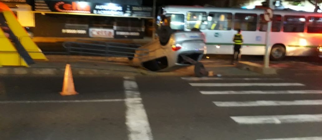 Colisão entre carro e ônibus, em Maringá, deixa três pessoas feridas