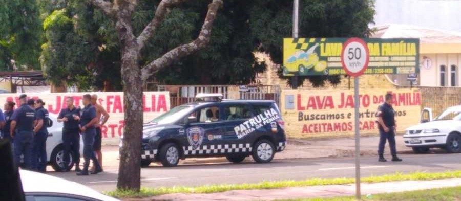 Fiscalização fecha lava jato na Avenida Pedro Taques, em Maringá